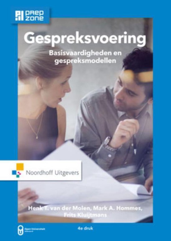 Boek met de titel Gespreksvoering. Een man en vrouw zitten aan tafel en bespreken een document.