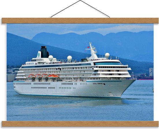 Schoolplaat – Groot Cruiseschip Op de Blauwe Zee Met Bergen Op de Achtergrond - 60x40cm Foto op Textielposter (Wanddecoratie op Schoolplaat)