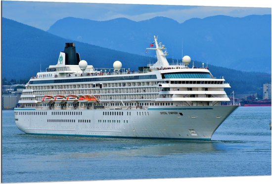 Dibond - Groot Cruiseschip Op de Blauwe Zee Met Bergen Op de Achtergrond - 120x80cm Foto op Aluminium (Wanddecoratie van metaal)