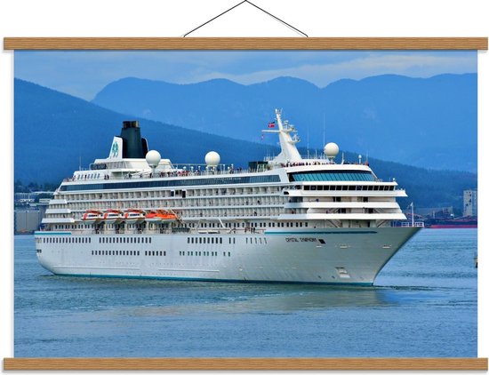 Schoolplaat – Groot Cruiseschip Op de Blauwe Zee Met Bergen Op de Achtergrond - 90x60cm Foto op Textielposter (Wanddecoratie op Schoolplaat)