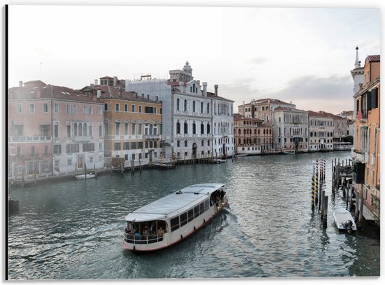 Dibond - Boottocht door Venetië - Italië - 40x30cm Foto op Aluminium (Wanddecoratie van metaal)