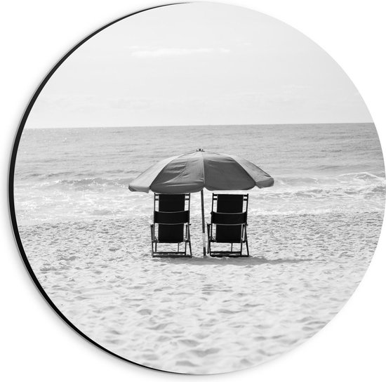 Dibond Wandcirkel - Stoeltjes op het Strand met Parasol (zwart/wit) - 20x20cm Foto op Aluminium Wandcirkel (met ophangsysteem)
