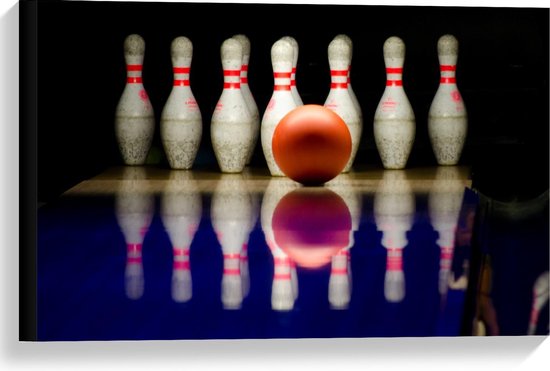 Canvas  - Rode Bowlingbal bij Kegels - 60x40cm Foto op Canvas Schilderij (Wanddecoratie op Canvas)