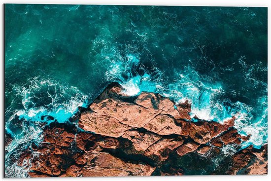 Dibond - Helderblauwe Zee bij de Rotsen - 60x40cm Foto op Aluminium (Met Ophangsysteem)