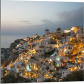 Dibond - Huisjes aan het Water tegen de Avond in Santorini - 80x80cm Foto op Aluminium (Met Ophangsysteem)