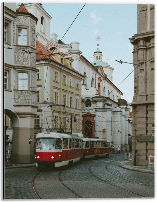 Dibond - Rode Tram door de Stad - 30x40cm Foto op Aluminium (Wanddecoratie van metaal)