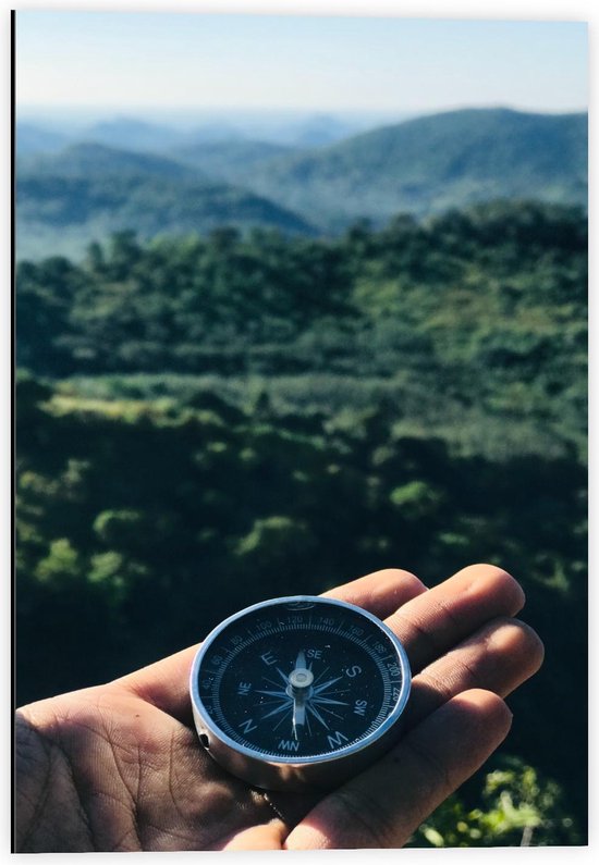 Dibond - Kompas in Hand voor Berggebied - 40x60cm Foto op Aluminium (Wanddecoratie van metaal)