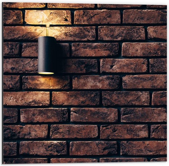 Dibond - Lamp aan Bakstenen Muur - 50x50cm Foto op Aluminium (Wanddecoratie van metaal)
