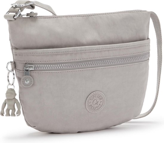 Lichtgrijze Kipling schoudertas met ritssluiting, twee voorvakken, Kipling logo en aap sleutelhanger.