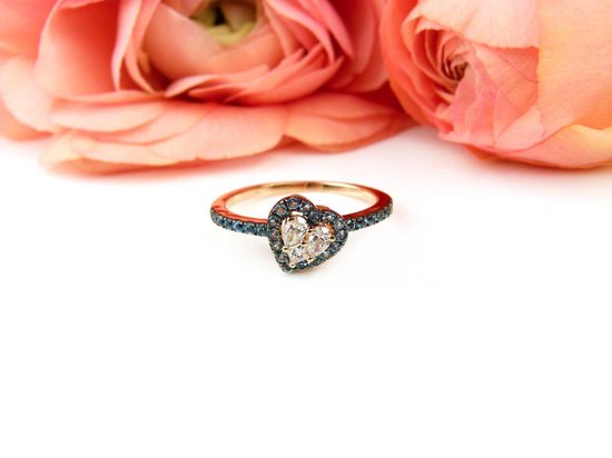 Ring in roos goud gezet met blauwe topaas en diamant