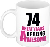 74 great years of being awesome cadeau mok / beker wit en roze