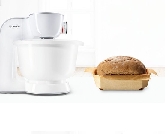 Witte Bosch keukenmachine met een kunststof mengkom en een brood.