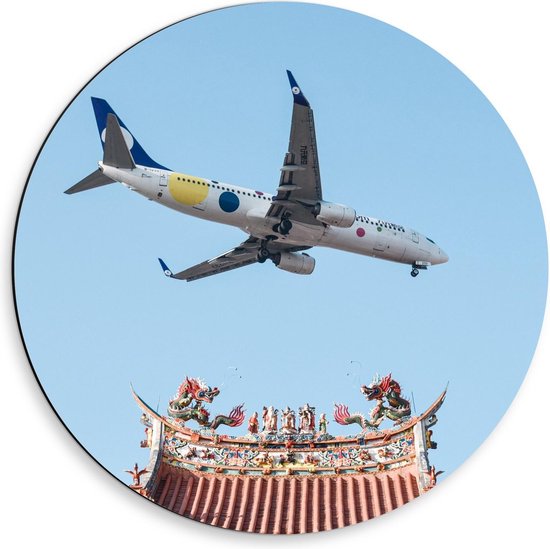 Dibond Wandcirkel - Vliegtuig boven Chinees Gebouw - 50x50cm Foto op Aluminium Wandcirkel (met ophangsysteem)