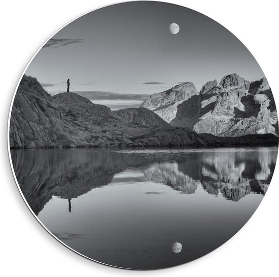 Forex Wandcirkel - Bergen met Water en Maan (zwart/wit) - 40x40cm Foto op Wandcirkel (met ophangsysteem)