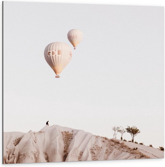 Dibond - Luchtballonnen boven Bergweg - 100x100cm Foto op Aluminium (Met Ophangsysteem)