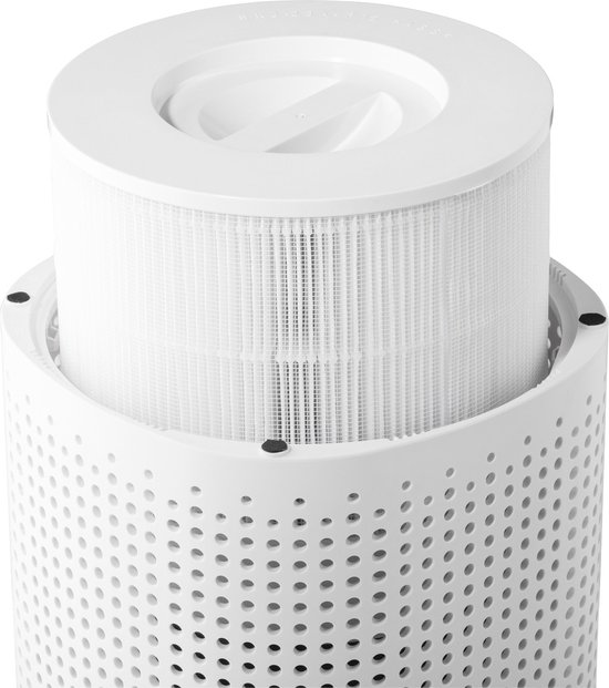 Detail van een wit cilindrisch filter dat in een witte luchtreiniger met perforaties wordt geplaatst.