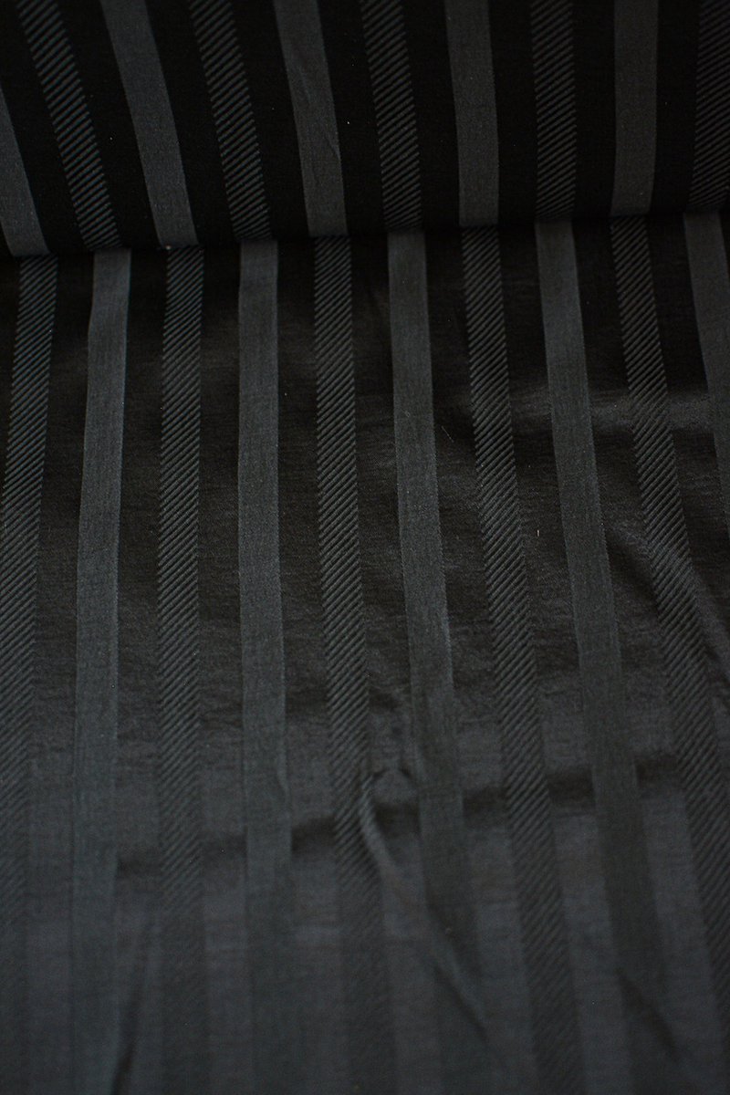 Stoffenboetiek Satijn viscose zwart gestreept glanzend 1 meter modestoffen voor naaien stoffen