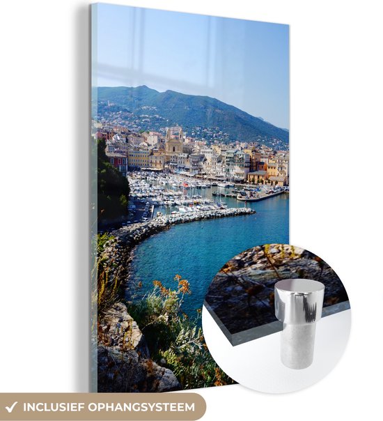 MuchoWow® Glasschilderij 40x60 cm - Schilderij acrylglas - Baai in het Europese Corsica naast een stad - Foto op glas - Schilderijen