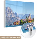 MuchoWow® Glasschilderij 120x80 cm - Schilderij acrylglas - Gardameer - Berg - Stad - Foto op glas - Schilderijen