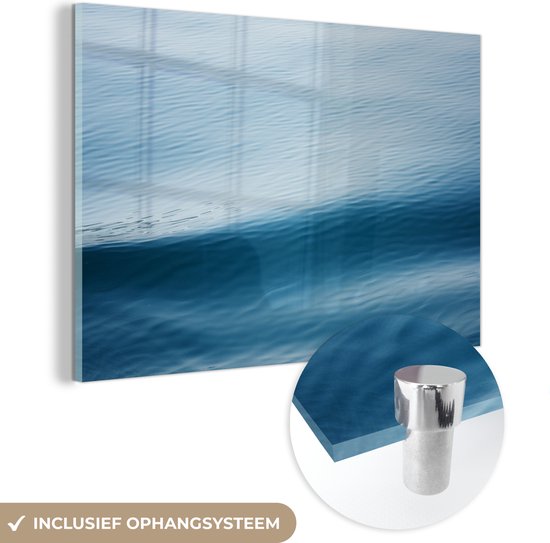 MuchoWow® Glasschilderij 60x40 cm - Schilderij acrylglas - Close-up van een blauwe golf in de wind - Foto op glas - Schilderijen