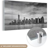 MuchoWow® Glasschilderij 160x80 cm - Schilderij acrylglas - Manhattan New York in zwart-wit - Foto op glas - Schilderijen