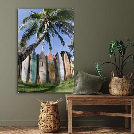 MuchoWow® Peinture sur verre 60x90 cm - Peinture sur verre acrylique - Un palmier près d'une rangée de planches de surf - Photo sur verre - Peintures