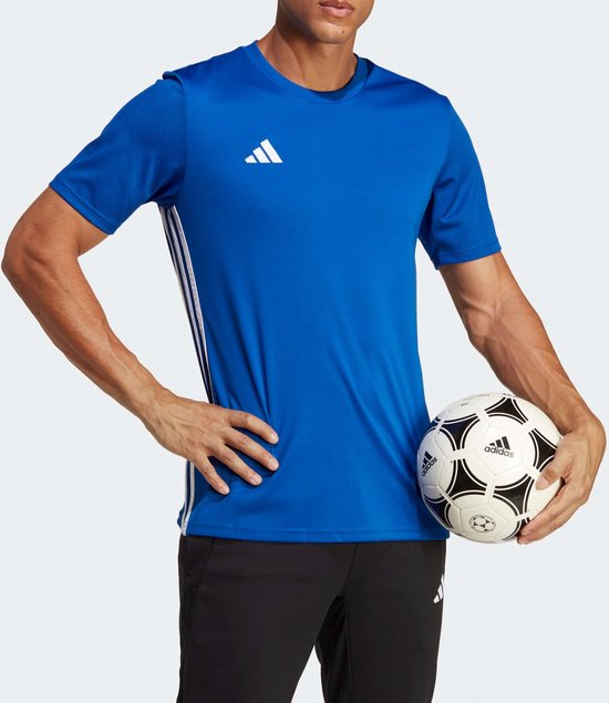 Blauw heren voetbalshirt met korte mouwen, witte accenten en Adidas logo op de borst, met voetbal.