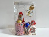 Kerst pakket - mok met Kerstman en gingerbread house kerstbal - cadeaupakket - Cadeautje - Kerst mok - 11 oz - 200 ml - koffie en thee mok - X-mas paars - met LED ornament