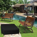 Housse noire pour table carrée avec deux bancs de jardin en bois sur de l'herbe.