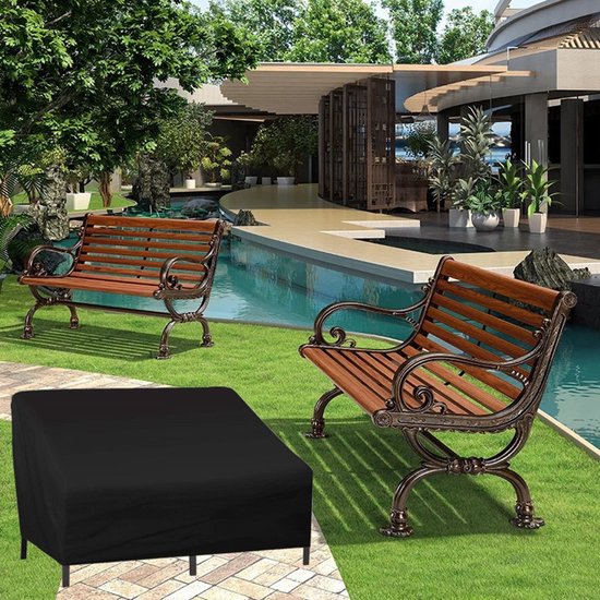 Housse noire pour table carrée avec deux bancs de jardin en bois sur de l'herbe.