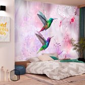 Fotobehangkoning - Behang - Vliesbehang - Fotobehang Kolibries bij de Bloemen - Kleurrijke Kolibrie - Vogels - Colourful Hummingbirds (Purple) - 100 x 70 cm