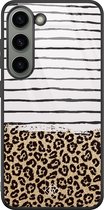 Casimoda® hoesje - Geschikt voor Samsung Galaxy S23 - Luipaard strepen - Luxe Hard Case Zwart - Backcover telefoonhoesje - Bruin/beige