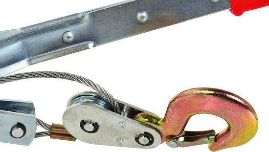 Grijze metalen hefboom met rode grip, staalkabel met katrol en een gele haak met veiligheidssluiting.
