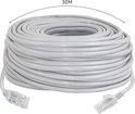 Grijze ethernetkabel van 30 meter, opgerold, met twee RJ45-connectoren.