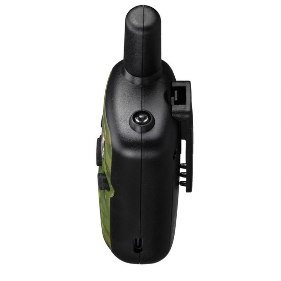 Zij-aanzicht van een zwarte walkie talkie met camouflage-accenten en een clip.