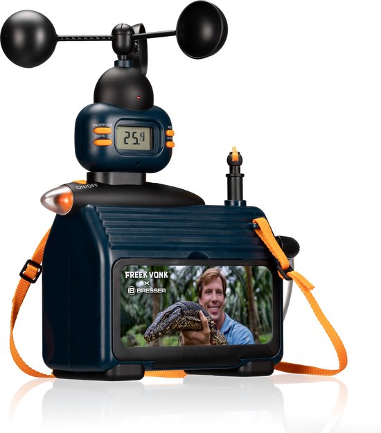 Blauw weerstation met anemometer, display met 25.4, een scherm met Freek Vonk en een varaan, oranje draagband.