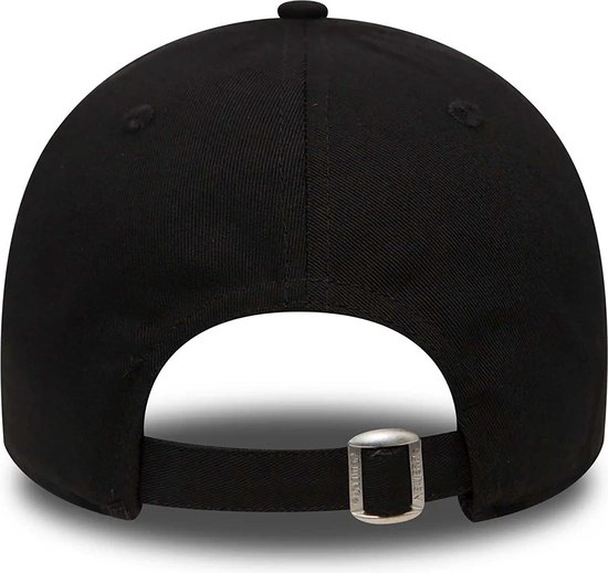 Arrière d'une casquette New Era noire avec sangle réglable.