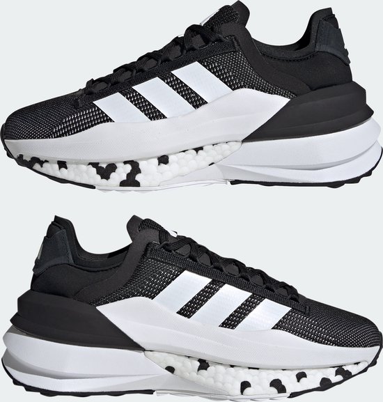 Baskets noires pour femme avec bandes blanches Adidas et semelle blanche à détail noir.
