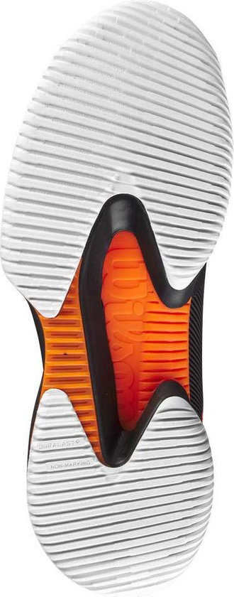 Semelle d'une chaussure de tennis noire avec détails orange et blanc. Inscription "Duralast" et "Non-Marking".