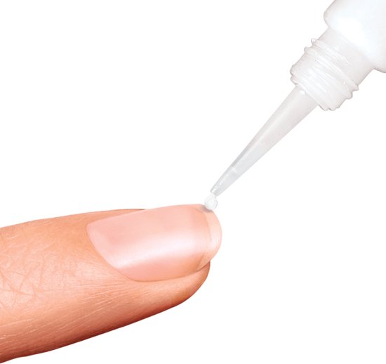 Een druppel doorzichtige nagellijm wordt aangebracht op een vingernagel met een fijne punt applicator.