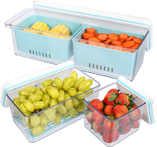 Drie transparante bewaarcontainers met lichtblauwe mandjes, gevuld met groenten en fruit: maïskolven, wortels, druiven en aardbeien.