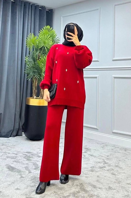 Foto: Sockston tweedelig pak voor dames set van gebreide broek en trui met sieraden erop rood