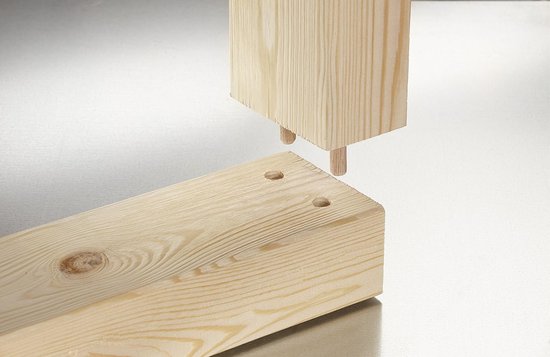Houten balk met deuvels die in de gaten van een andere houten balk steken.