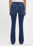 Model draagt donkerblauwe flared jeans, linnen van LTB.