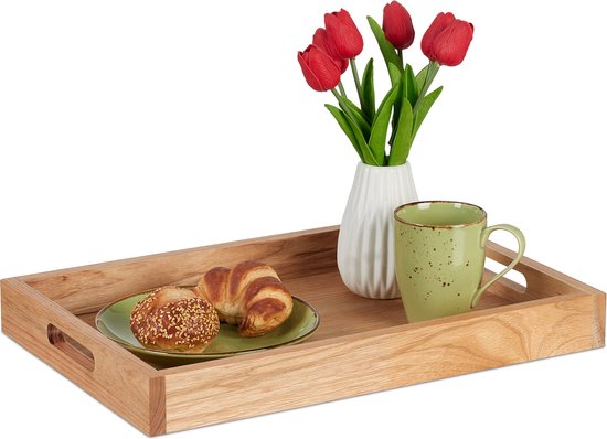 Houten dienblad met een witte vaas met rode tulpen, een groene mok en een groene schotel met croissantjes.