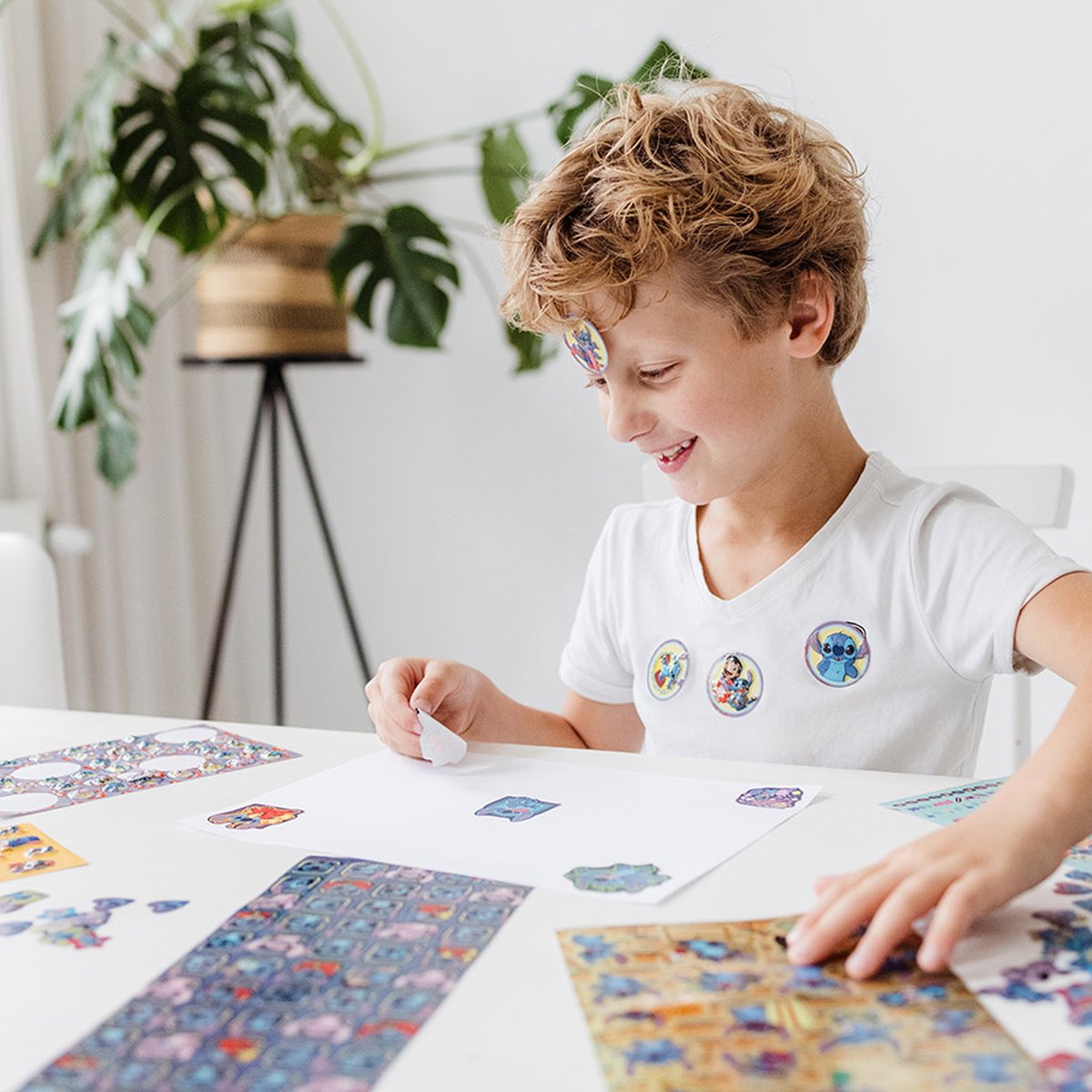 Disney Stitch stickers - Totum super stickerset XL 7 vellen | speelgoed knutselen en stickeren meisjes en jongens - incl. luxe stickers en spelletjes — afbeelding 6
