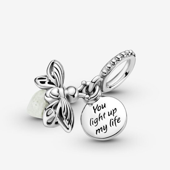 Zilveren bedel in de vorm van een vuurvliegje met lichtgroene steen en ronde hanger 'You light up my life'.