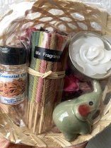 Mixed Geuren Mandje Giftset-Cadeauset 100% Natuurlijk Essentieel Olie met Wierook Sandle Wood Essential Olie, Droog bloemen en Kaars. Secented Dried Flowers Spa & Home Gift set.