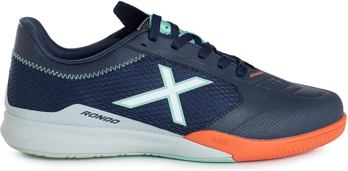 Blauwe MUNICH Rondo 05 voetbalschoenen voor heren, met een strakke design en oranje details, ideaal voor indoor gebruik.