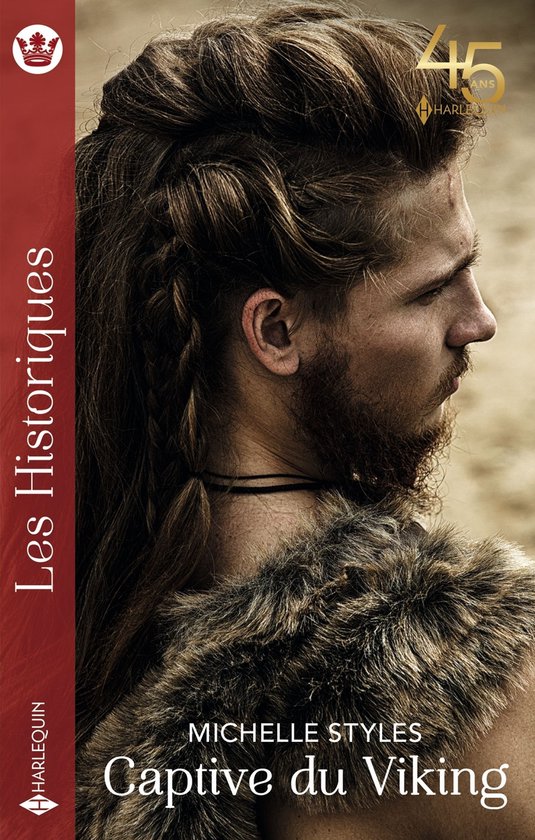Viking aux longs cheveux tressés et au col en fourrure. Titre : Captive du Viking.